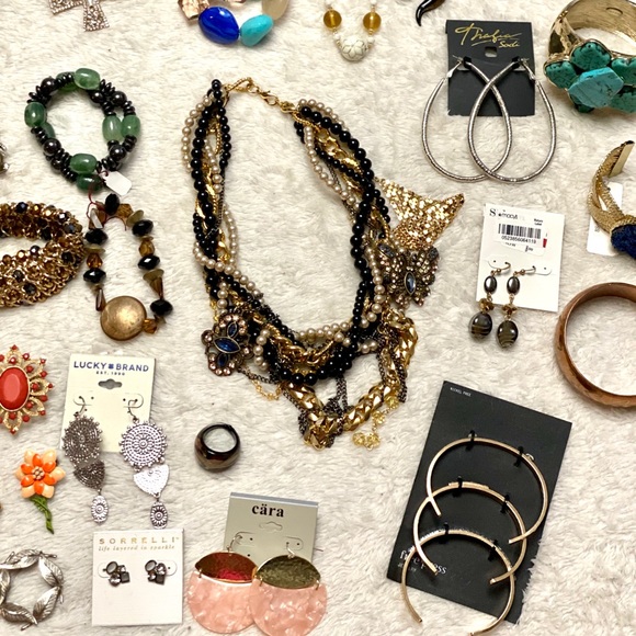 Lot of 50pcs Vintage to Now Jewelry - Picture 5 of 8